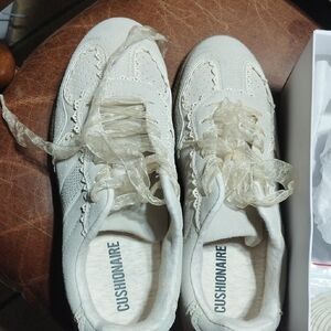 Cushionaire Women's Cream Lace-Up Sneakers